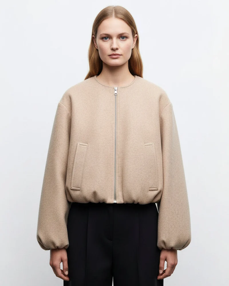Kurze Jacke für Damen mit Puffärmeln und kragenlosem Rundhalsausschnitt
