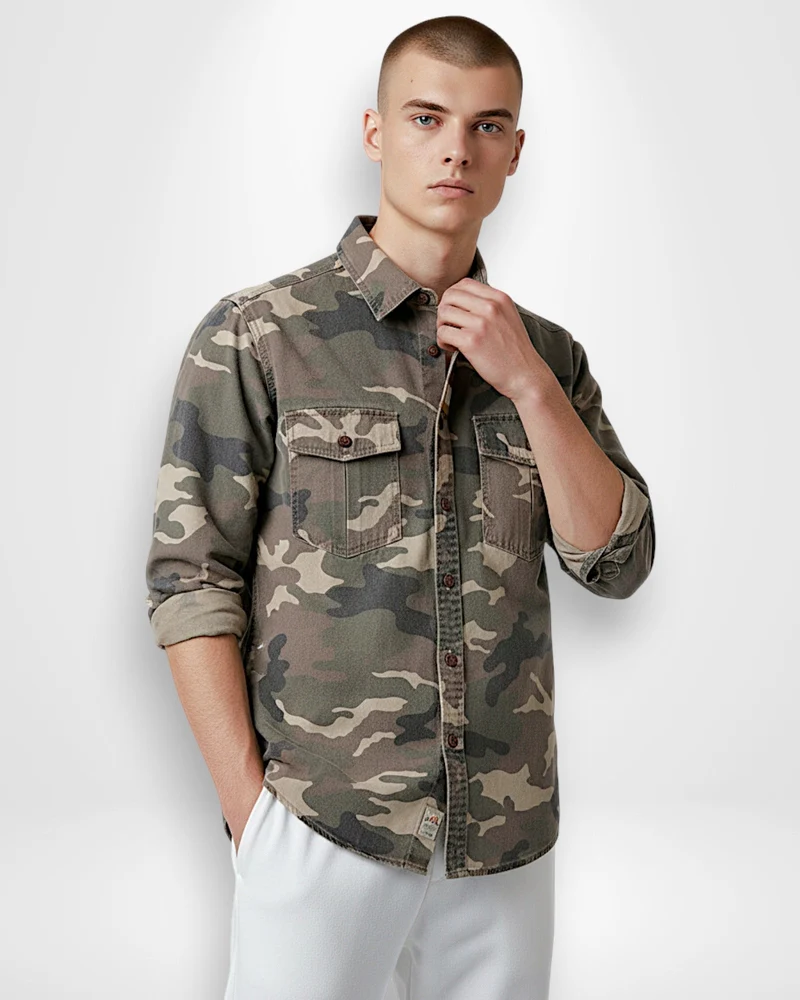 Shirtjacke für Herren im Camouflage-Design mit Knopfverschluss und Brusttaschen