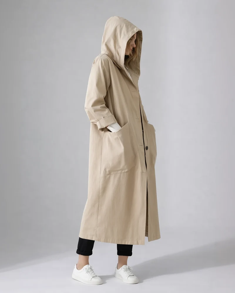 Langer Trenchcoat für Damen mit geradem Schnitt und großen Seitentaschen