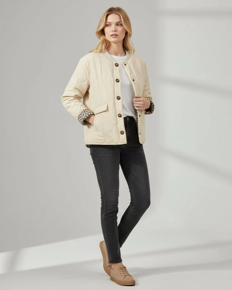 Leichte Steppjacke für Damen mit Leoparden-Details und ohne Kragen