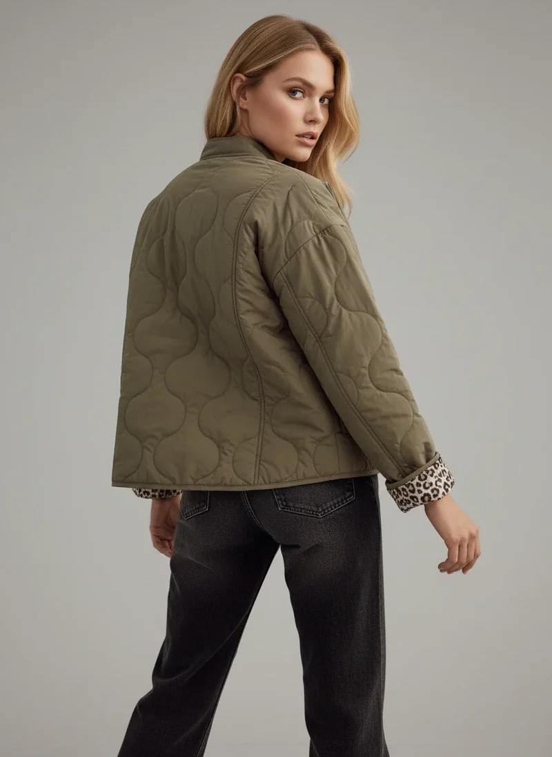 Leichte Steppjacke für Damen mit Leoparden-Details und ohne Kragen