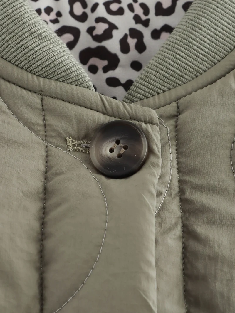 Leichte Steppjacke für Damen mit Leoparden-Details und ohne Kragen