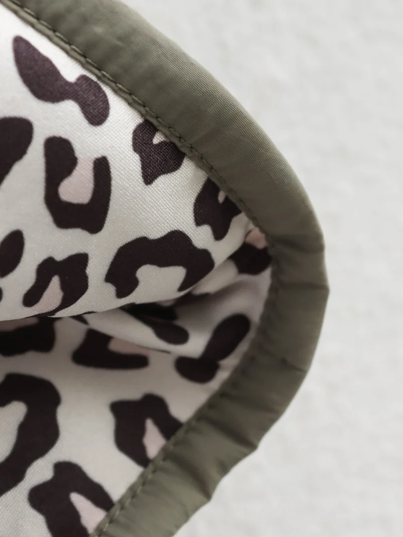 Leichte Steppjacke für Damen mit Leoparden-Details und ohne Kragen
