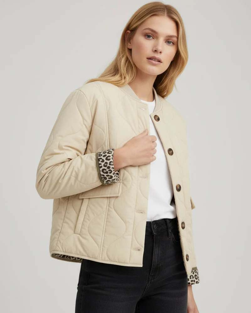 Leichte Steppjacke für Damen mit Leoparden-Details und ohne Kragen