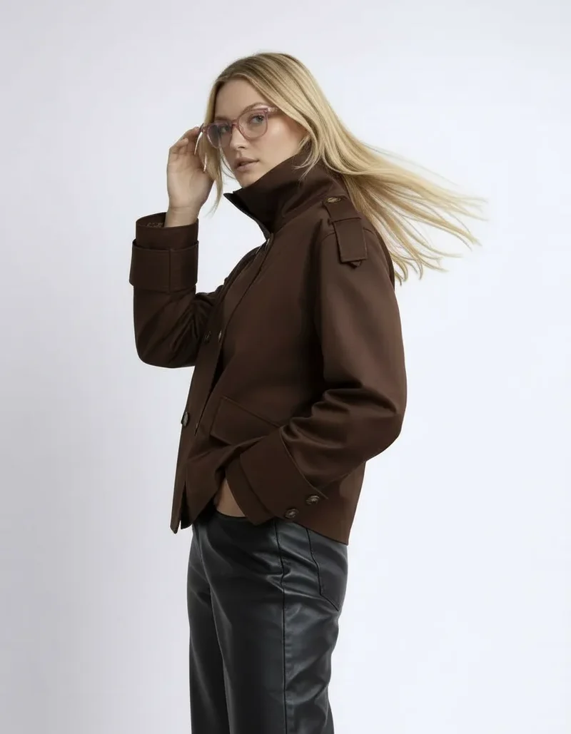 Kurzer Trenchcoat für Damen mit doppelter Knopfleiste und hohem Kragen