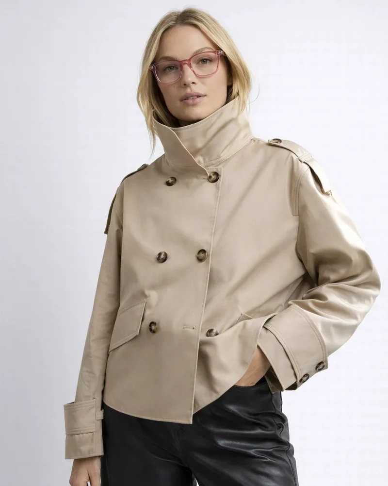 Kurzer Trenchcoat für Damen mit doppelter Knopfleiste und hohem Kragen