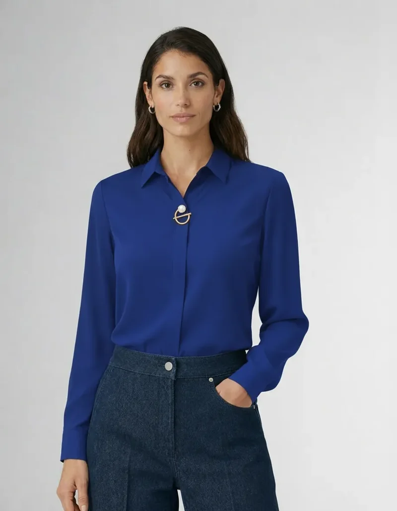 Elegante Langarm Bluse für Damen mit verdeckter Knopfleiste und dekorativer Schmuckspange