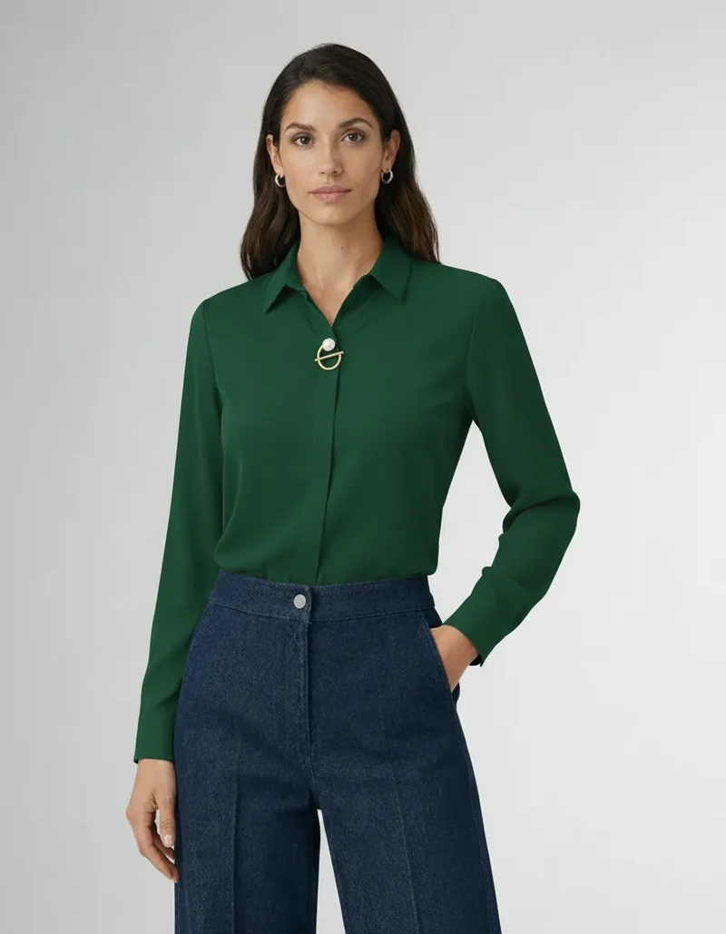 Elegante Langarm Bluse für Damen mit verdeckter Knopfleiste und dekorativer Schmuckspange
