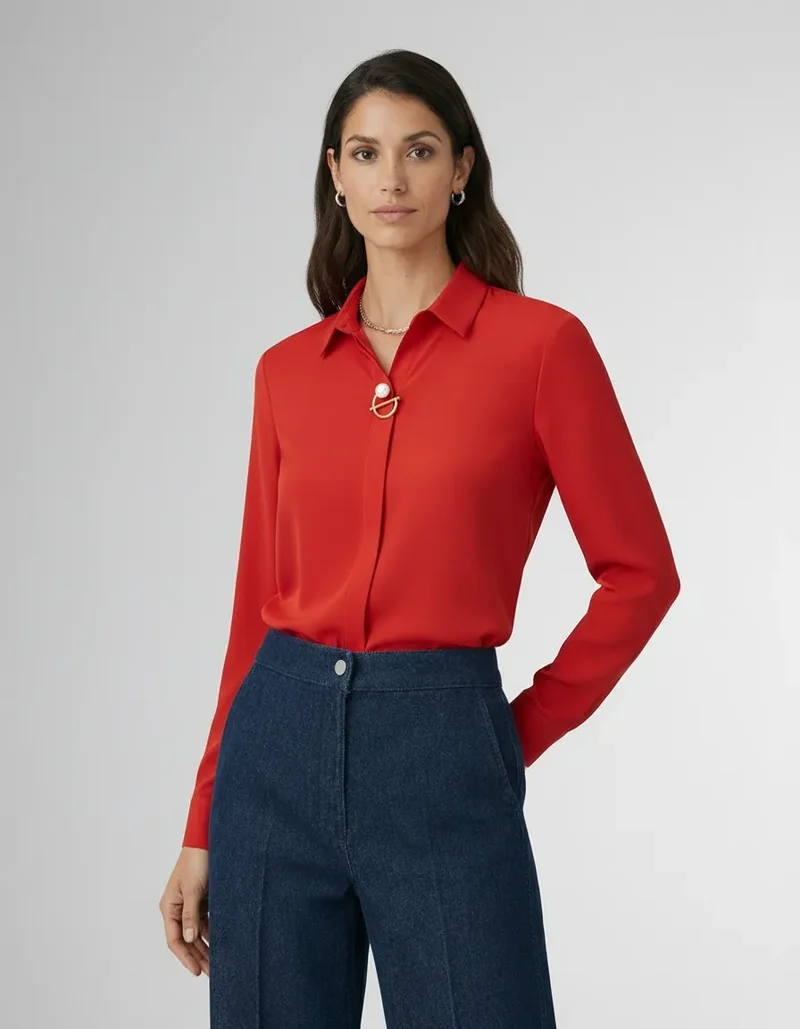 Elegante Langarm Bluse für Damen mit verdeckter Knopfleiste und dekorativer Schmuckspange