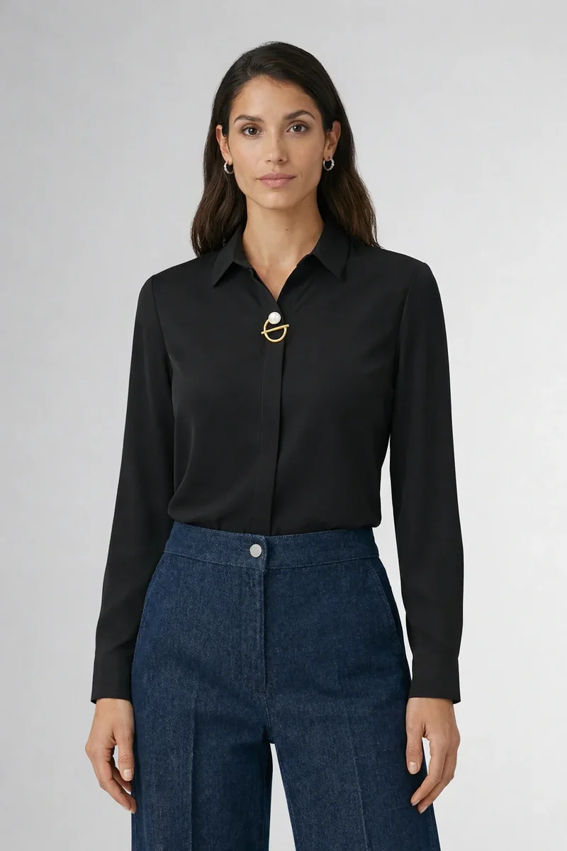 Elegante Langarm Bluse für Damen mit verdeckter Knopfleiste und dekorativer Schmuckspange