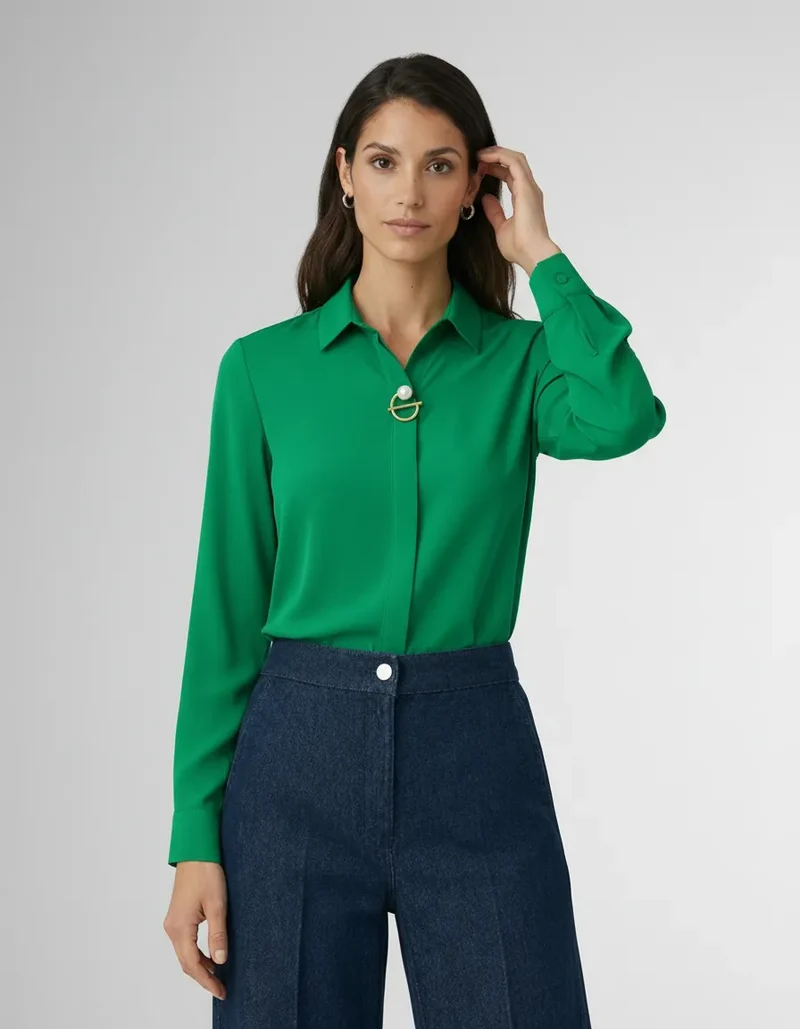 Elegante Langarm Bluse für Damen mit verdeckter Knopfleiste und dekorativer Schmuckspange