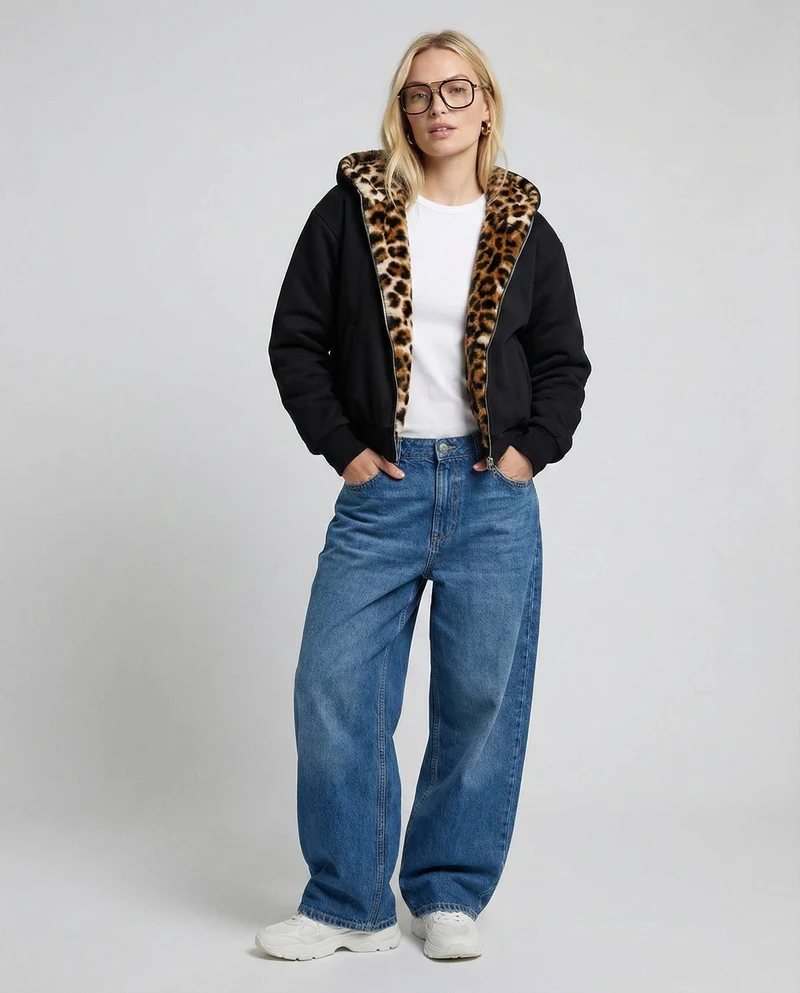 Sportliche Bomberjacke für Damen mit Kapuze und Leopardenfutter