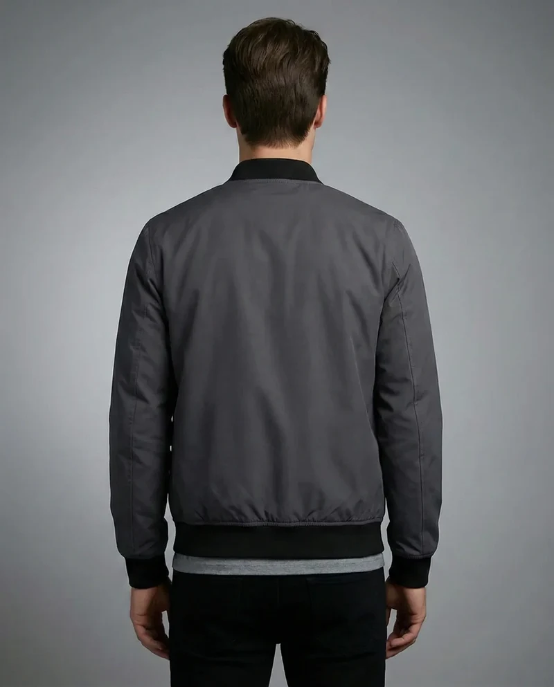 Leichte Bomberjacke für Herren mit Rippbündchen und kragenlosem Design