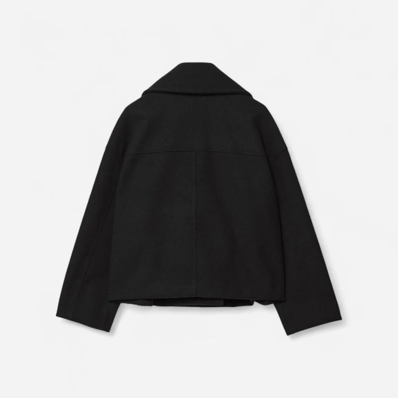 Kurze Jacke für Damen mit Reverskragen im zeitlosen zweireihigen Design