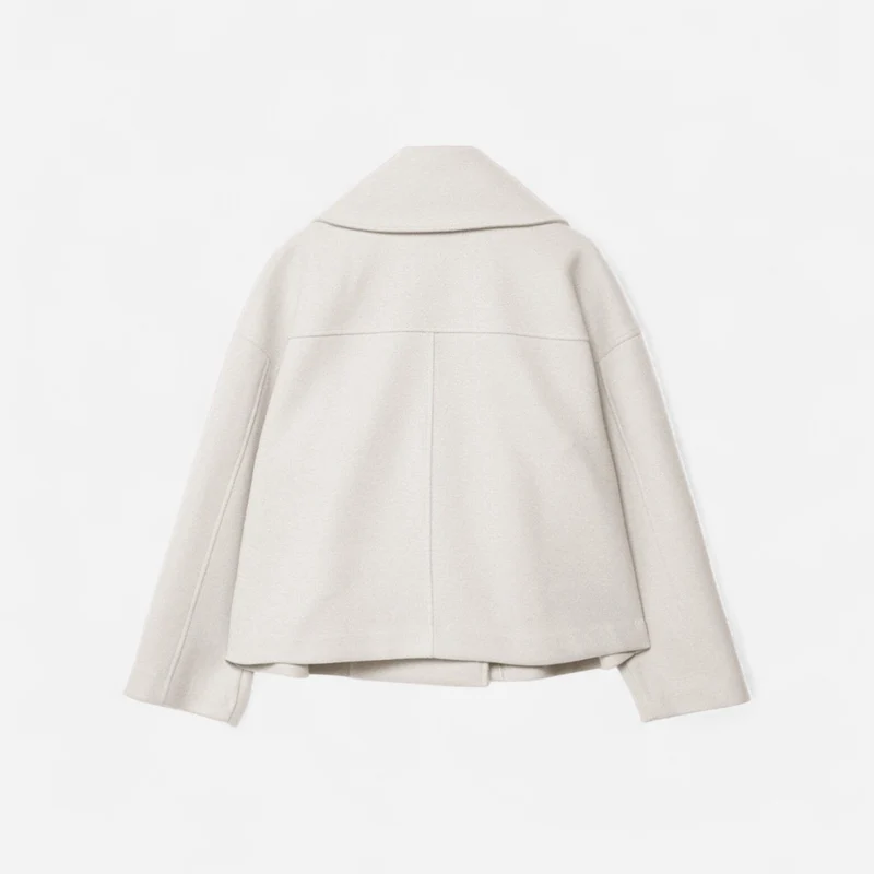 Kurze Jacke für Damen mit Reverskragen im zeitlosen zweireihigen Design
