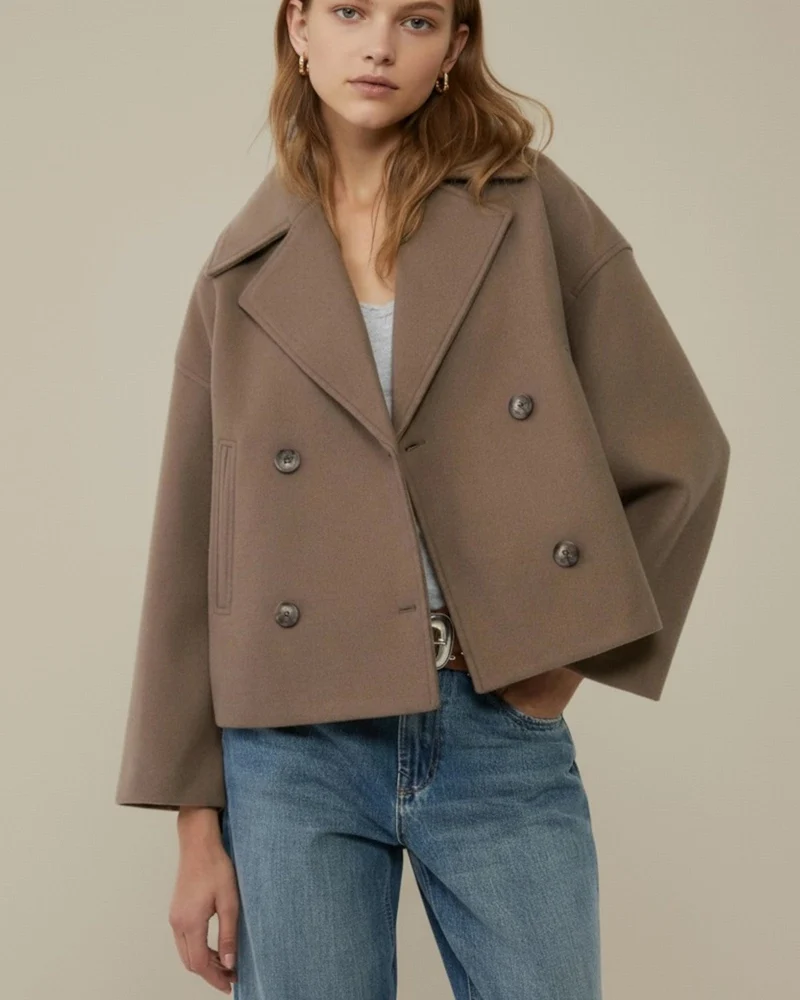 Kurze Jacke für Damen mit Reverskragen im zeitlosen zweireihigen Design
