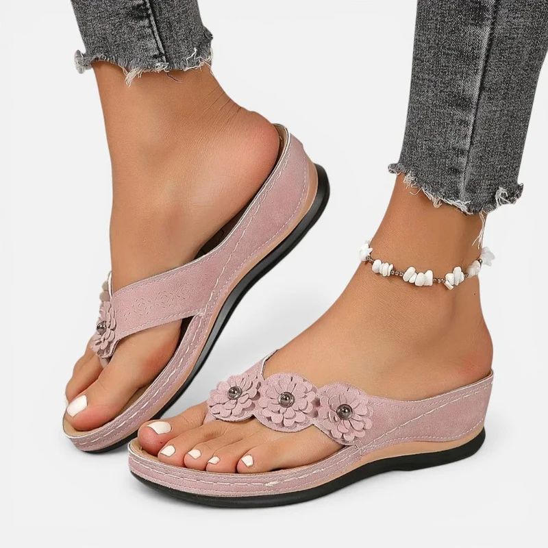 Claudia | Damen Zehentrenner Sandalen Blumen – Thong Sandalen Blumendetail Sommer 2026
