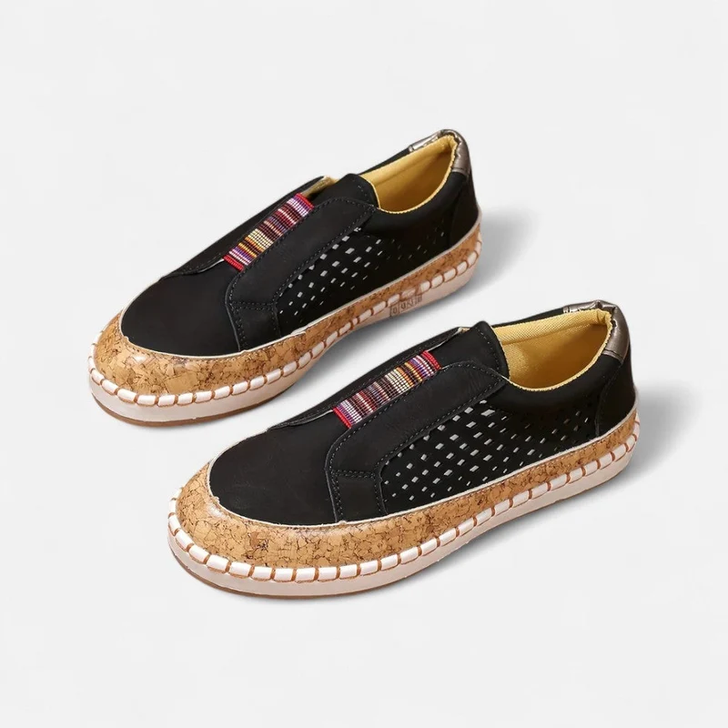 Slip On Sneaker mit Lochmuster und Bastdetails