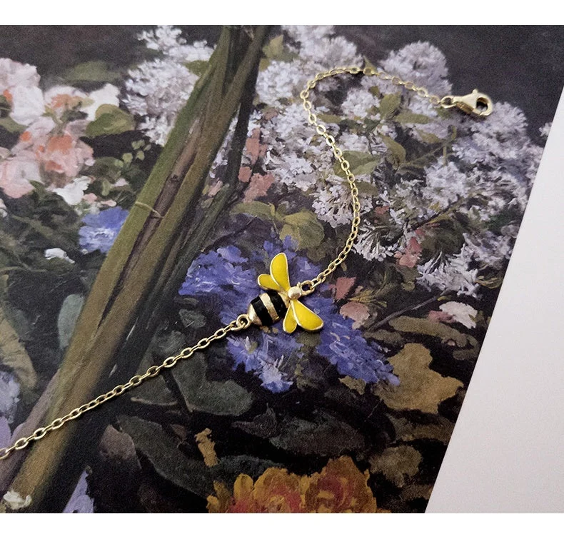 BEEA – Elegant Queen Bee Armband Accessory