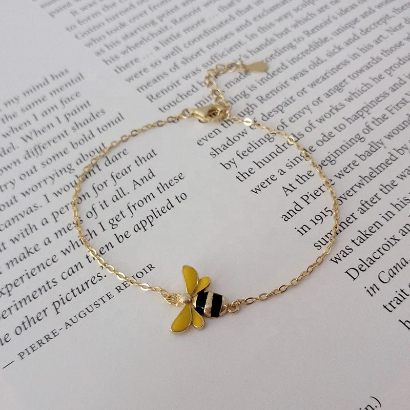 BEEA – Elegant Queen Bee Armband Accessory