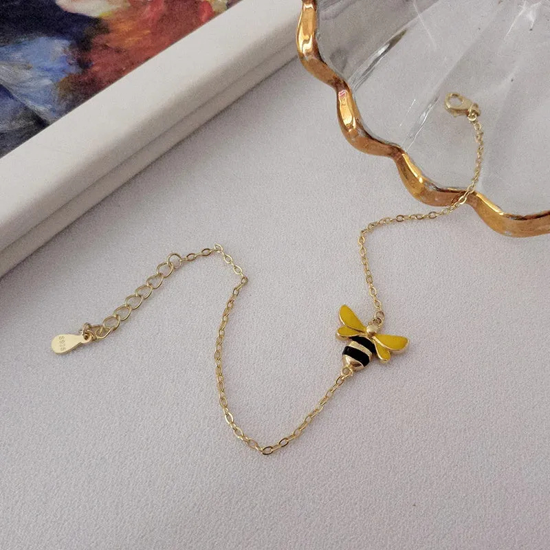 BEEA – Elegant Queen Bee Armband Accessory