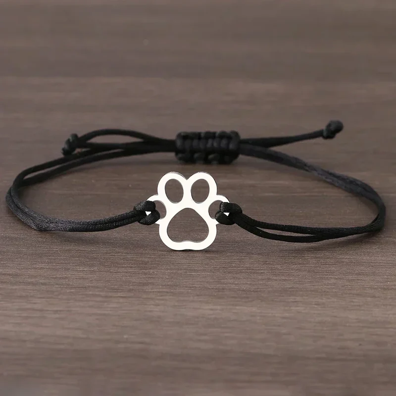 ELINE – Elegantes verstellbares Pfotenarmband mit schwarzer und roter Kordel für stilvollen Ausdruck