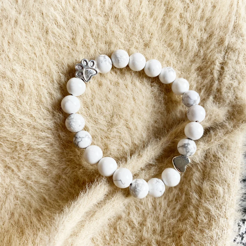 ELARA – Handgefertigtes Naturstein-Armband mit niedlichen Pfoten- und Herzanhängern für einen einzigartigen Look