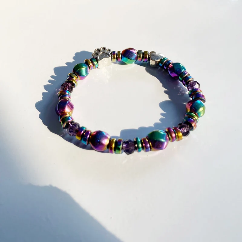 MAELA – Stilvolles magnetisches Armband mit charmantem Pfotenanhänger