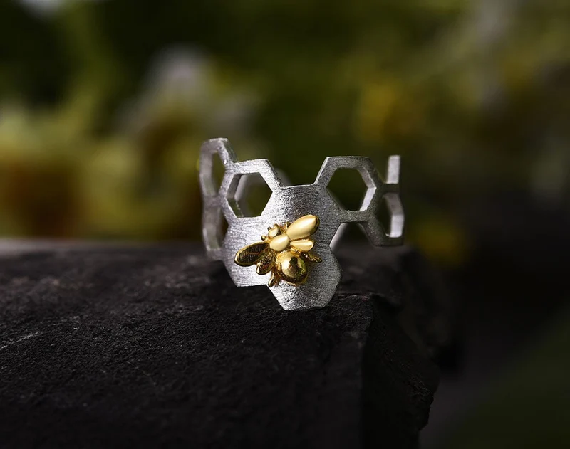 Eleganter verstellbarer Waben-Ring mit 18k Gold-Veredelung – MAEL