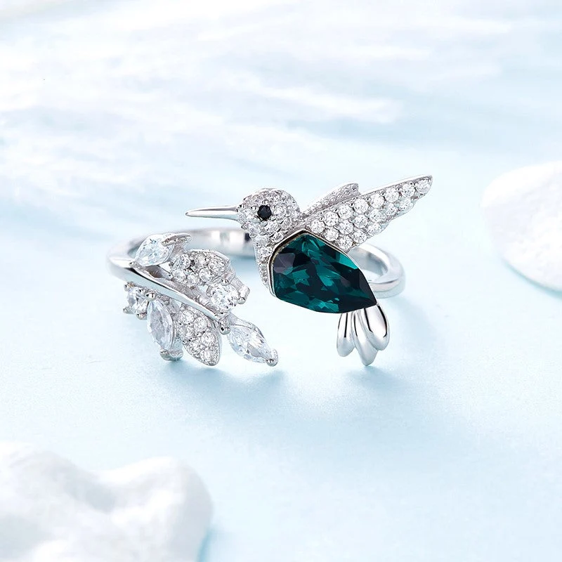 LUNAYA – Eleganter verstellbarer Glitzerring mit bezauberndem Kolibri und funkelndem Strassstein