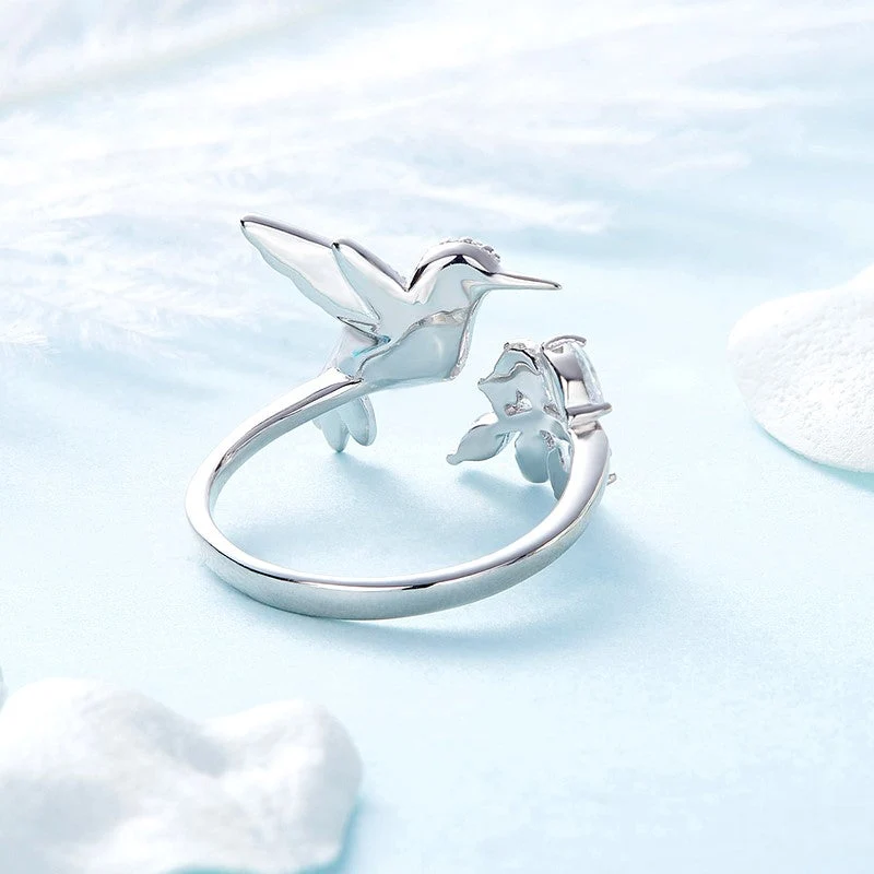 LUNAYA – Eleganter verstellbarer Glitzerring mit bezauberndem Kolibri und funkelndem Strassstein