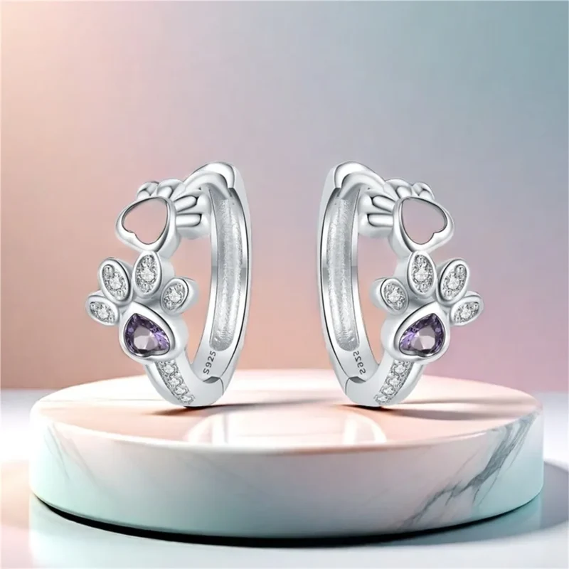 Elegante ILLA Pfoten-Huggie-Ohrringe aus 925er Sterlingsilber mit funkelnden Zirkonia und Herzstein