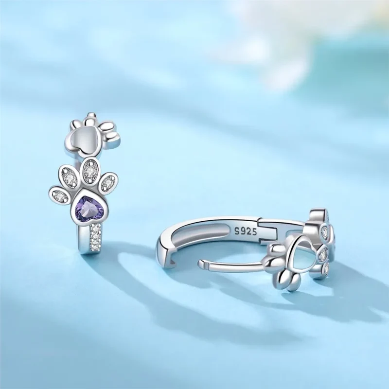 Elegante ILLA Pfoten-Huggie-Ohrringe aus 925er Sterlingsilber mit funkelnden Zirkonia und Herzstein
