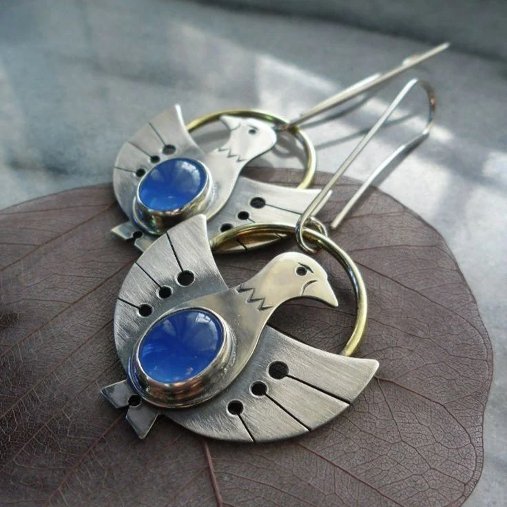LIVIAI – Elegante Vintage-Vogelohrringe aus Silber mit funkelndem blauen Kristall