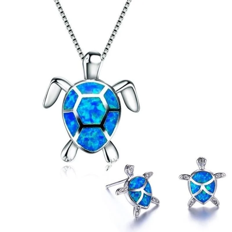 Elegantes NAIAE Set aus Halskette und Ohrringen mit zarter Meeresschildkröte in Silber & Opal für einen stilvollen Look