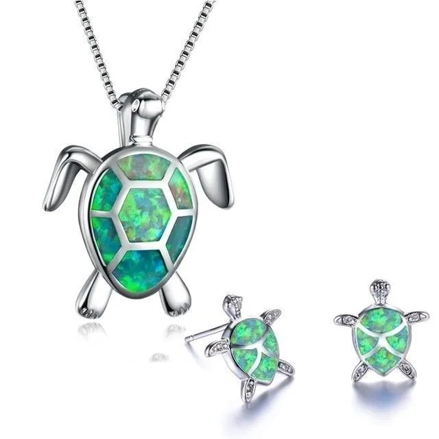 Elegantes NAIAE Set aus Halskette und Ohrringen mit zarter Meeresschildkröte in Silber & Opal für einen stilvollen Look