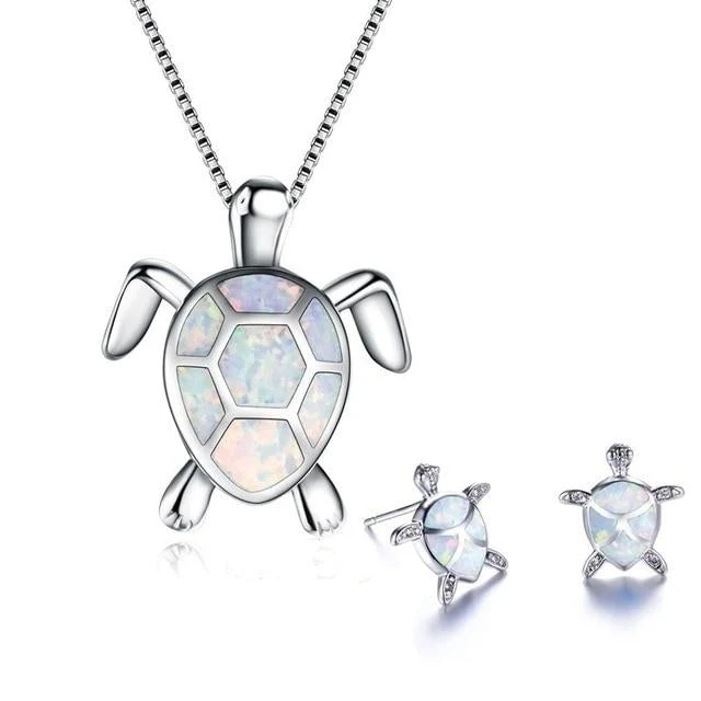 Elegantes NAIAE Set aus Halskette und Ohrringen mit zarter Meeresschildkröte in Silber & Opal für einen stilvollen Look
