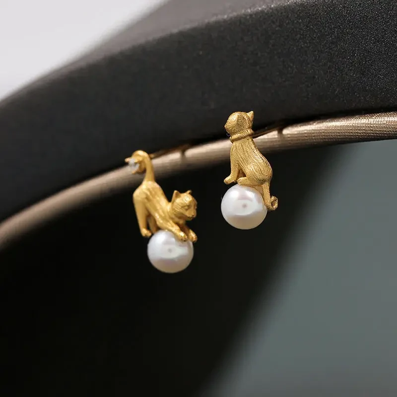 Elegante Vintage-Goldohrringe mit Perle und Katzenmotiv – Elinora
