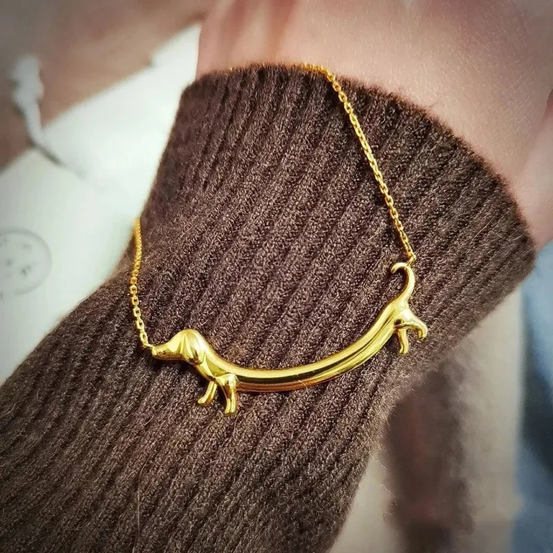 LILOU – Elegante Dackel-Halskette im stilvollen Goldoptik