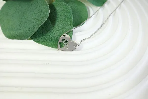 NOYA – Elegante silberne Halskette mit Herz & Pfote für stilvolle Momente