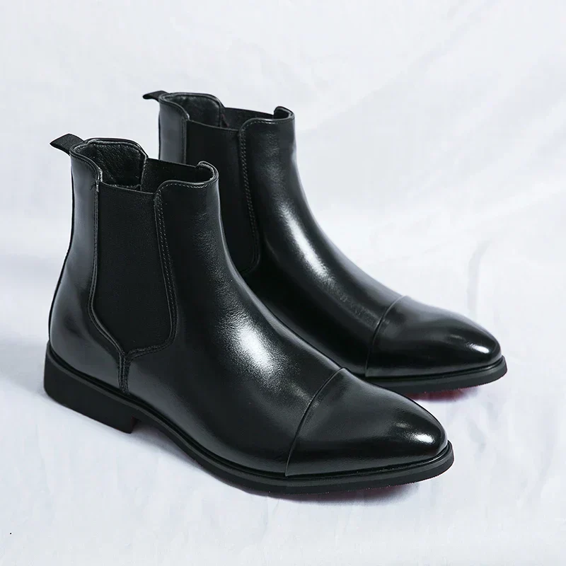 Herren Stiefel | Durchgehende Schafthöhe mit klarer Seitenstruktur