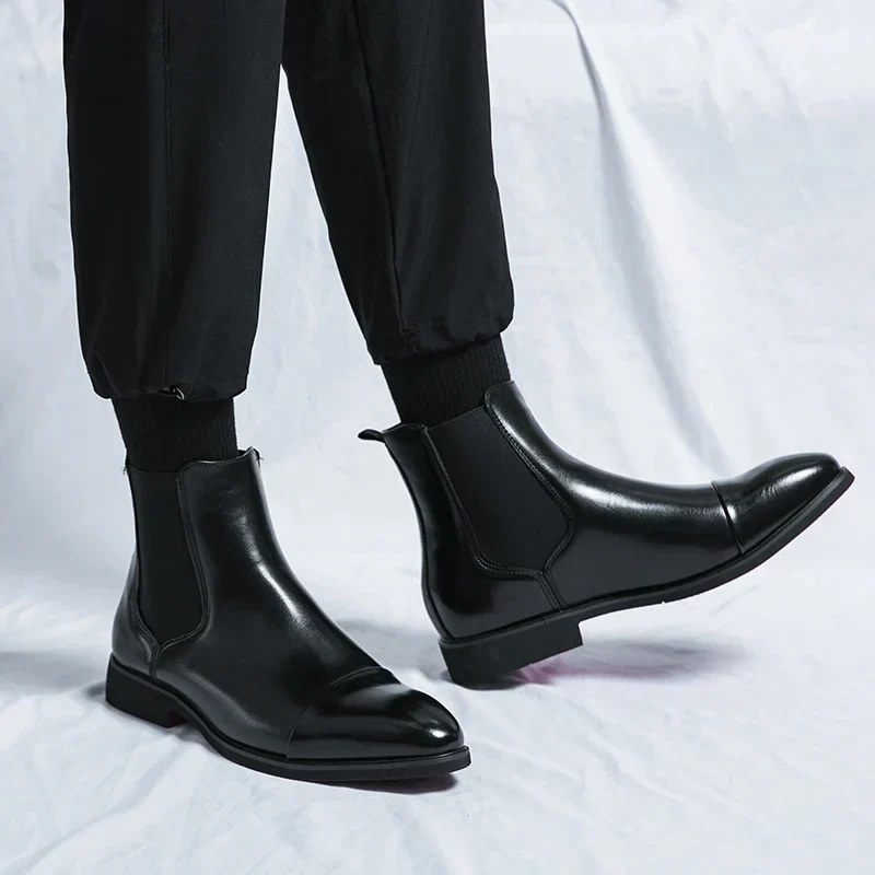 Herren Stiefel | Durchgehende Schafthöhe mit klarer Seitenstruktur