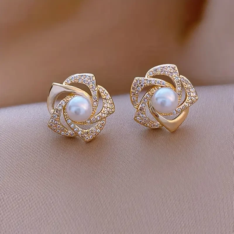 Elegante helle Spiral-Perlenohrringe