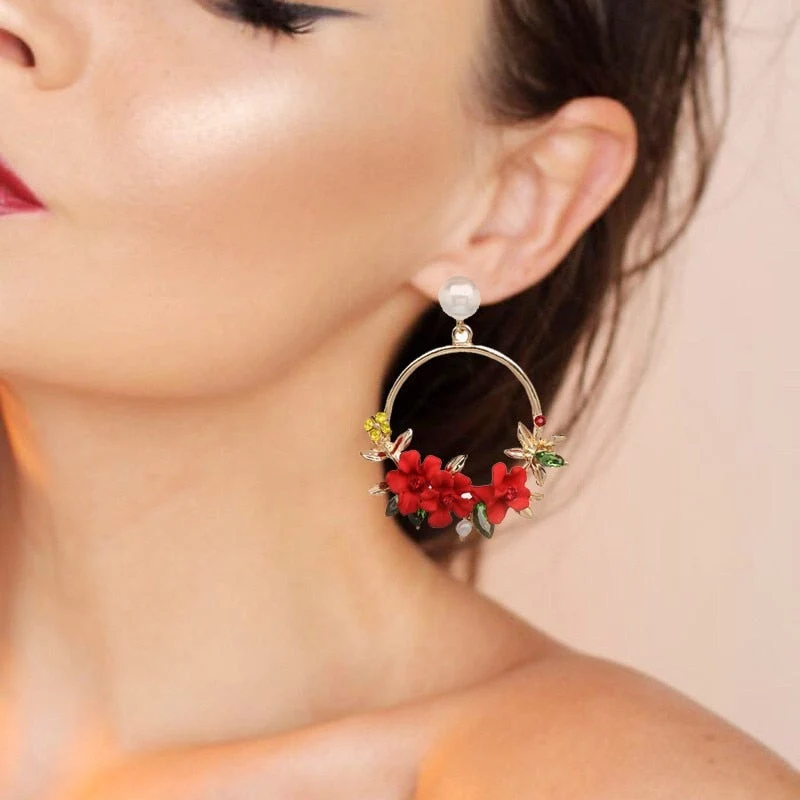 Blumen- und Perlenohrringe in Gold