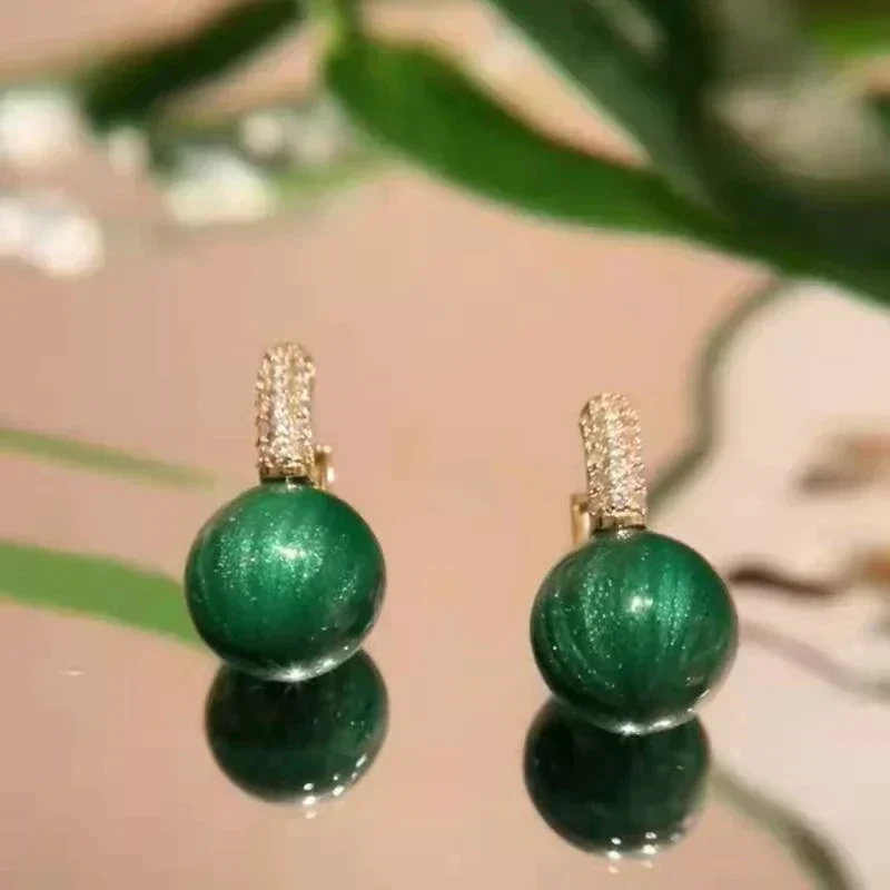 Grüne Perlenohrringe in Gold