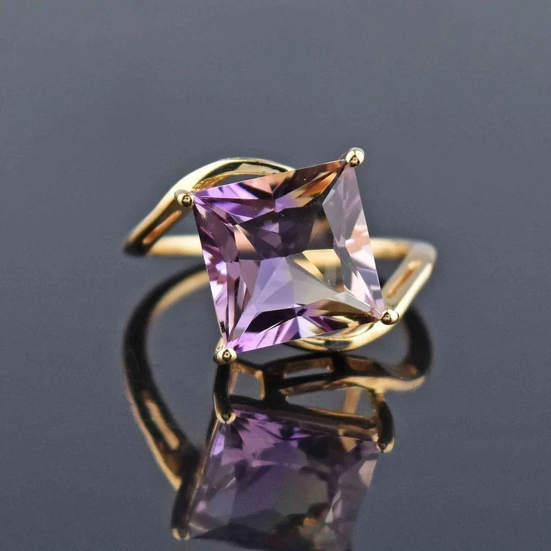 Lila Ring mit kubischem Kristall Vintage