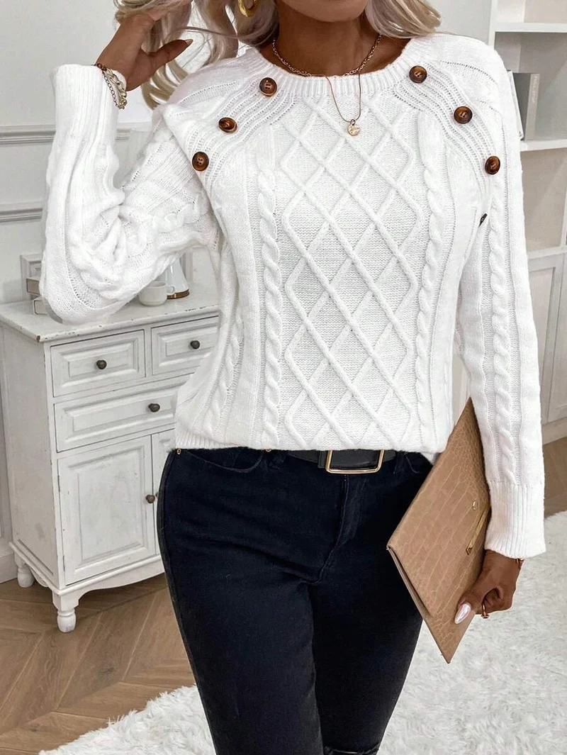 Clara – Pullover mit Knopfdetails und Zopfmuster