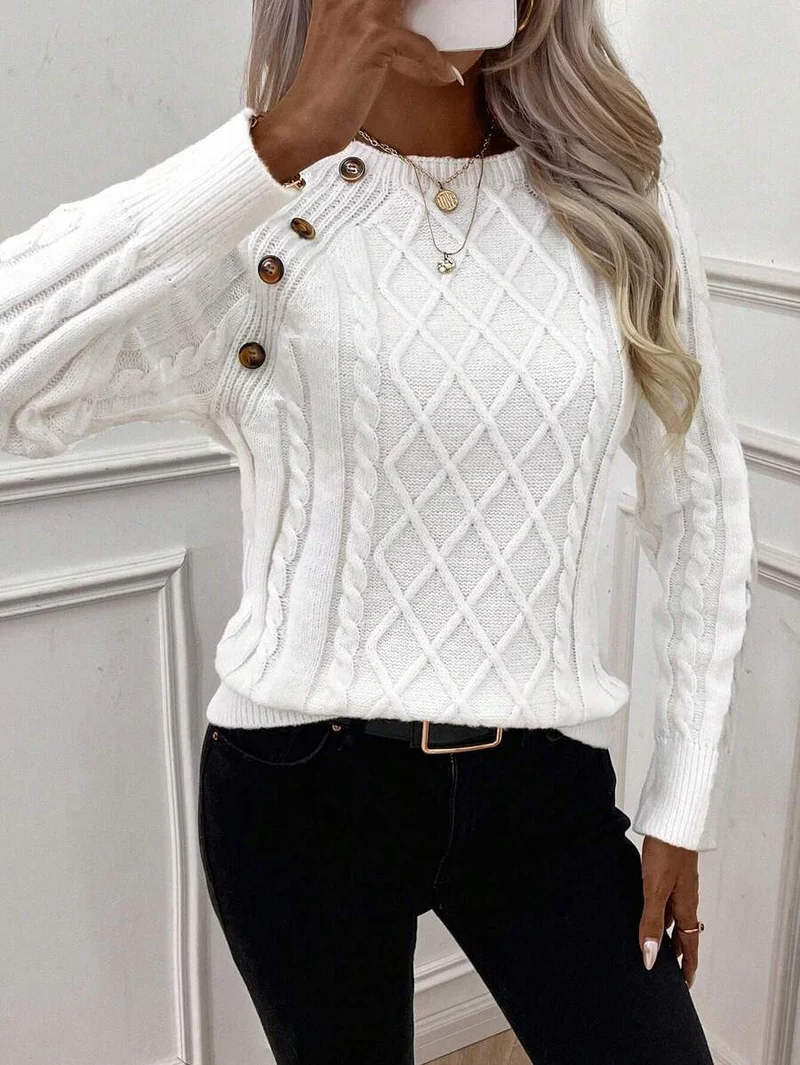 Clara – Pullover mit Knopfdetails und Zopfmuster
