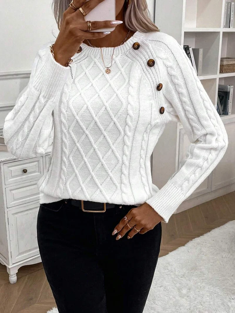 Clara – Pullover mit Knopfdetails und Zopfmuster