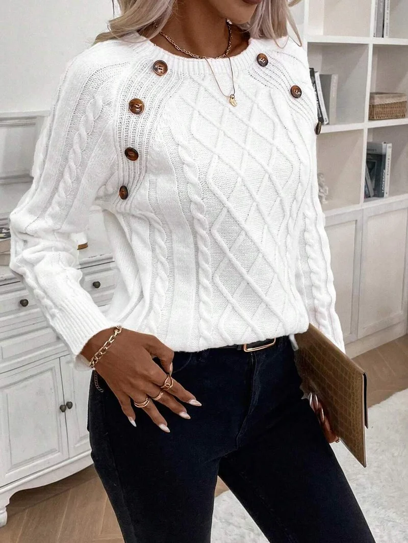 Clara – Pullover mit Knopfdetails und Zopfmuster